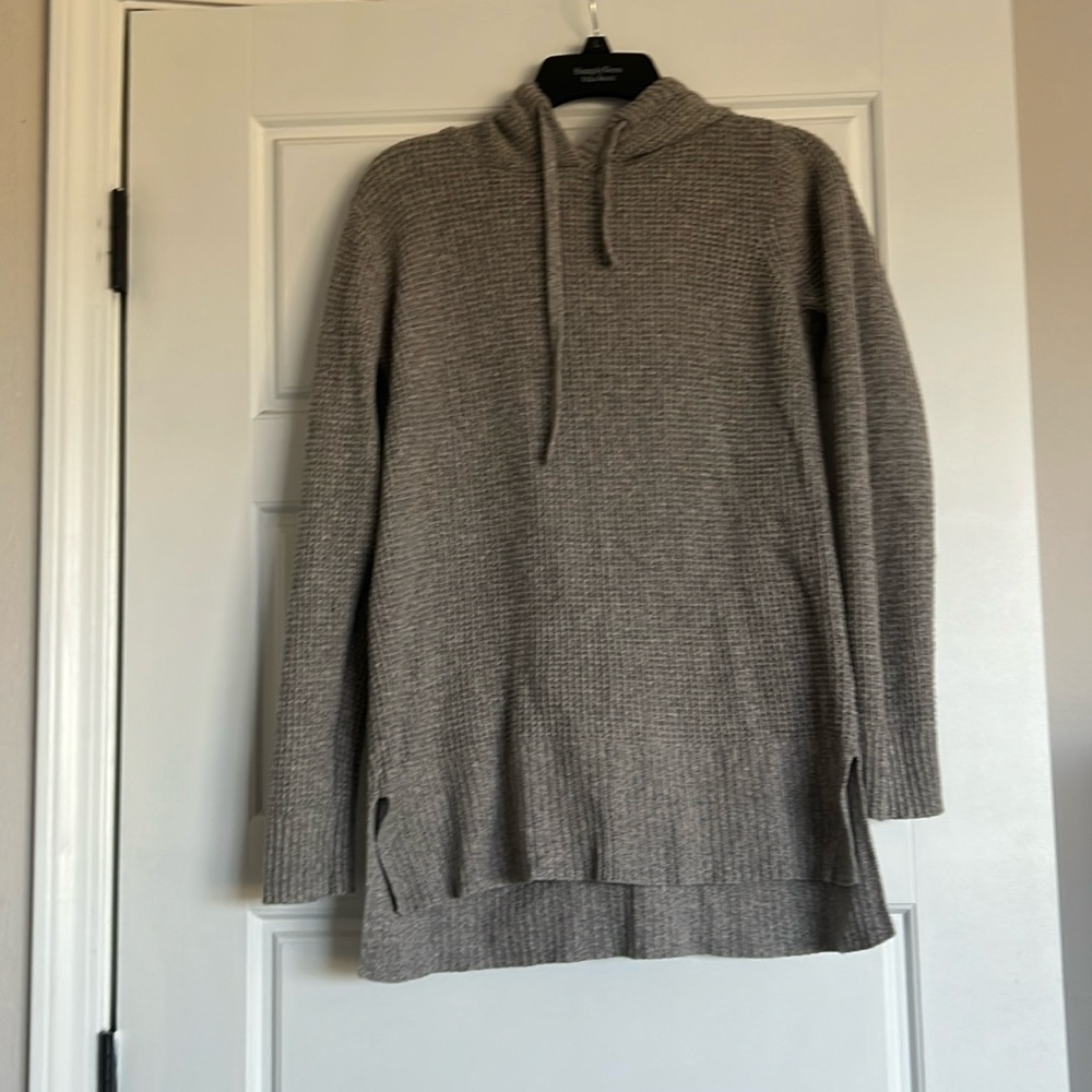 over sized grey hooded sweater, barely worn, great condition